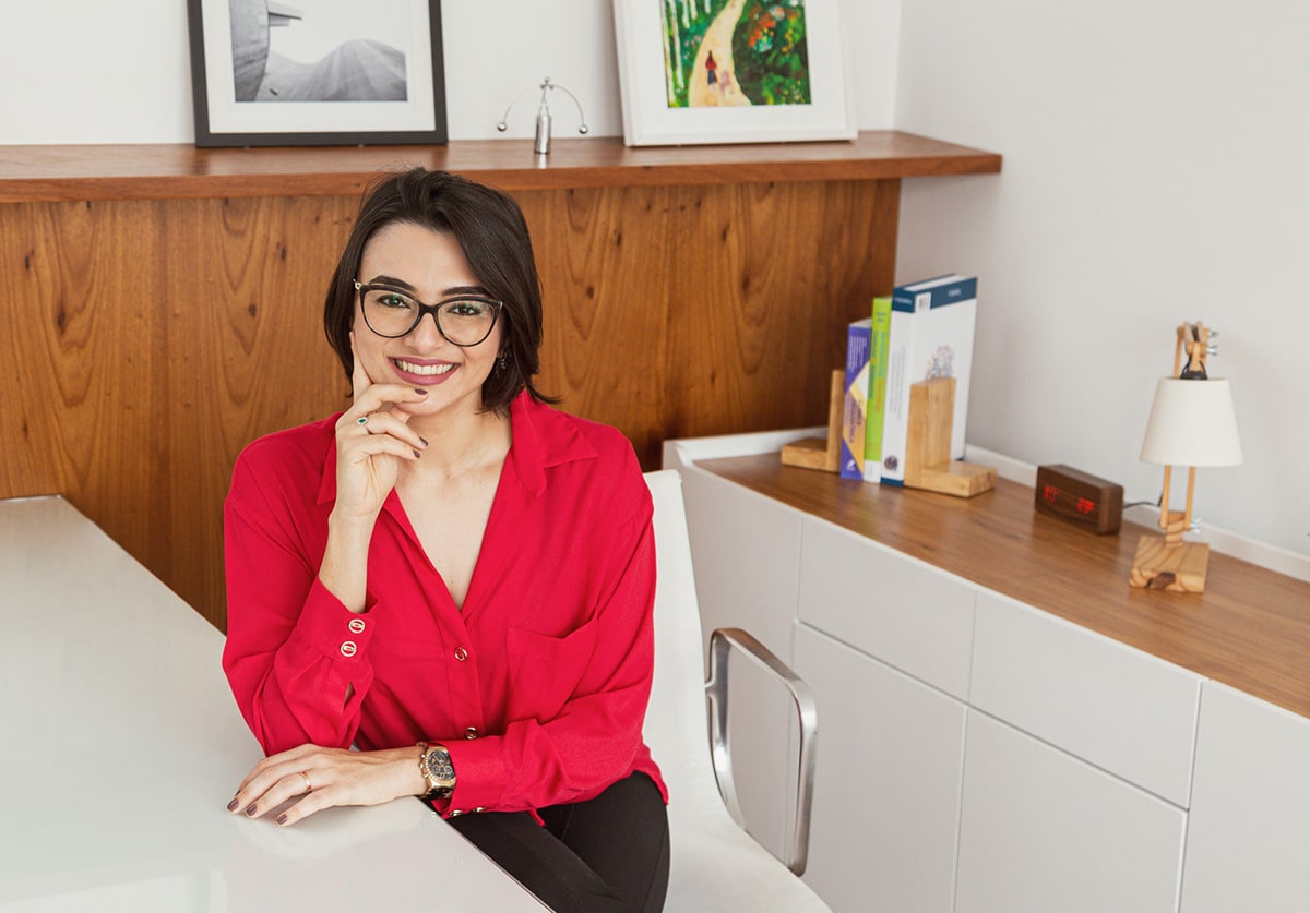 imagem da dra. Anne Brito sorrindo